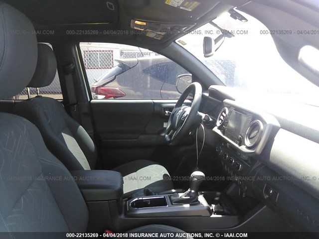 3TMCZ5AN5HM045731 - 2017 TOYOTA TACOMA DBL CAB/SR/TRDSPT/OR/PRO თეთრი ფოტო 5