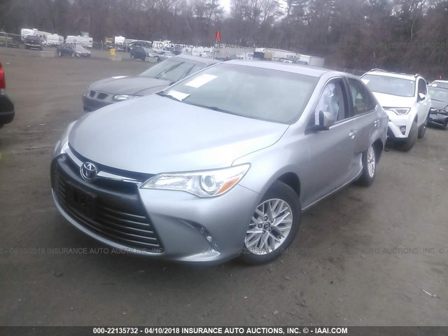 4T1BF1FK2GU260629 - 2016 TOYOTA CAMRY LE/XLE/SE/XSE Silber Foto 2