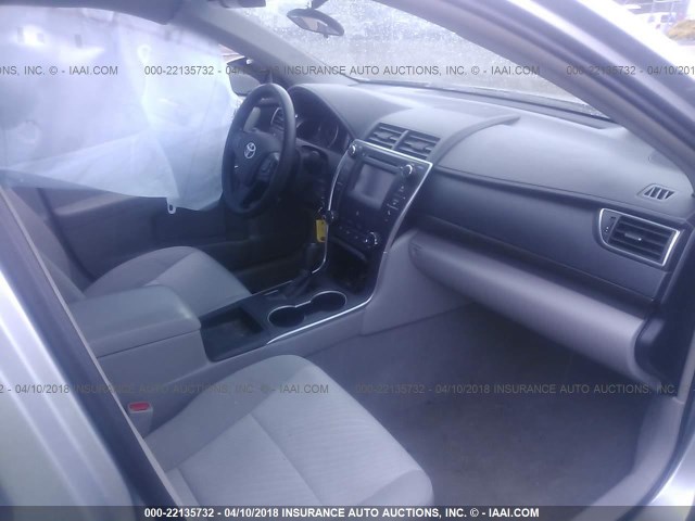 4T1BF1FK2GU260629 - 2016 TOYOTA CAMRY LE/XLE/SE/XSE Silber Foto 5