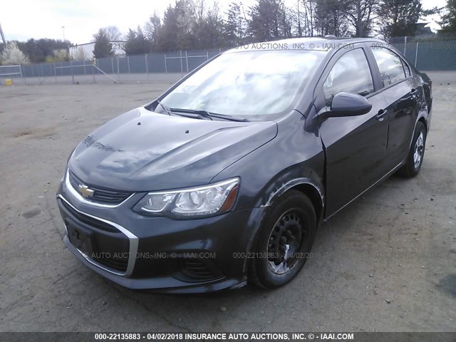 1G1JB5SHXH4122666 - 2017 CHEVROLET SONIC LS 灰色 照片 2