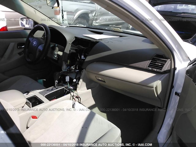4T4BF3EK8AR007311 - 2010 TOYOTA CAMRY SE/LE/XLE Ақ фото 5