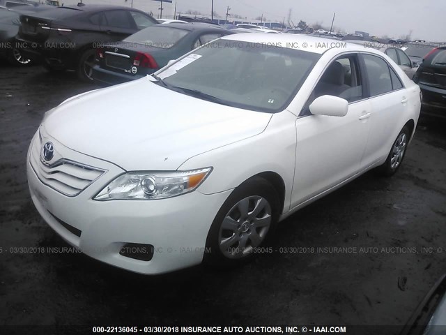 4T1BF3EK3AU564735 - 2010 TOYOTA CAMRY SE/LE/XLE WHITE photo 2