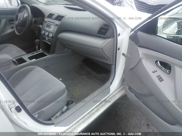 4T1BF3EK3AU564735 - 2010 TOYOTA CAMRY SE/LE/XLE WHITE photo 5