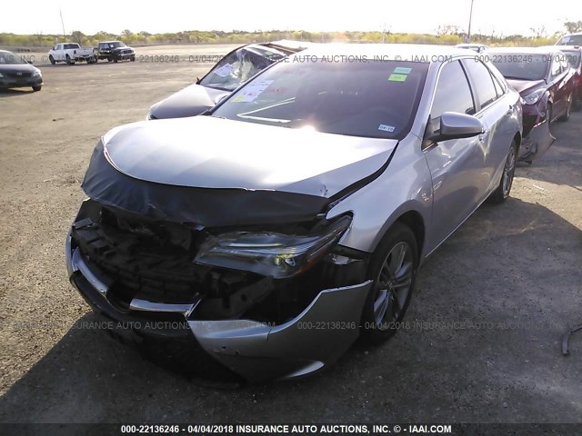 4T1BF1FK0GU204141 - 2016 TOYOTA CAMRY LE/XLE/SE/XSE SILVER photo 2