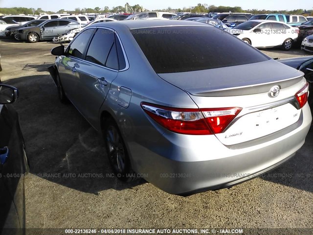 4T1BF1FK0GU204141 - 2016 TOYOTA CAMRY LE/XLE/SE/XSE SILVER photo 3