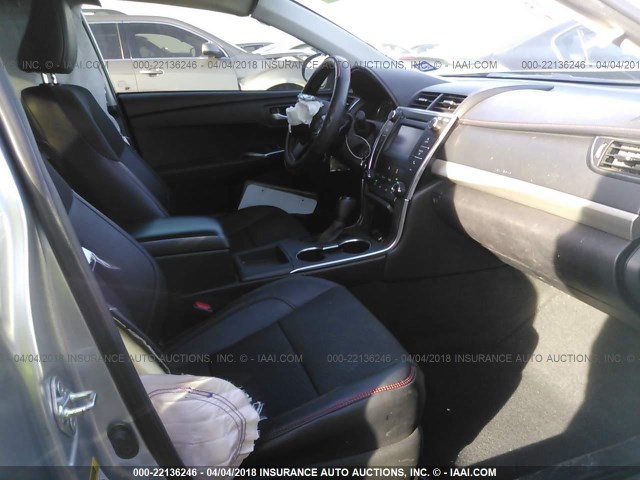 4T1BF1FK0GU204141 - 2016 TOYOTA CAMRY LE/XLE/SE/XSE SILVER photo 5