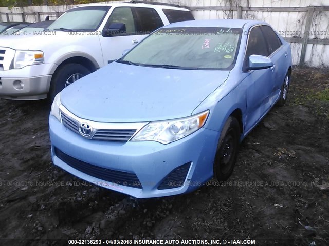 4T1BF1FK1EU742425 - 2014 TOYOTA CAMRY L/SE/LE/XLE 浅蓝色 照片 2