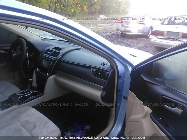 4T1BF1FK1EU742425 - 2014 TOYOTA CAMRY L/SE/LE/XLE 浅蓝色 照片 5