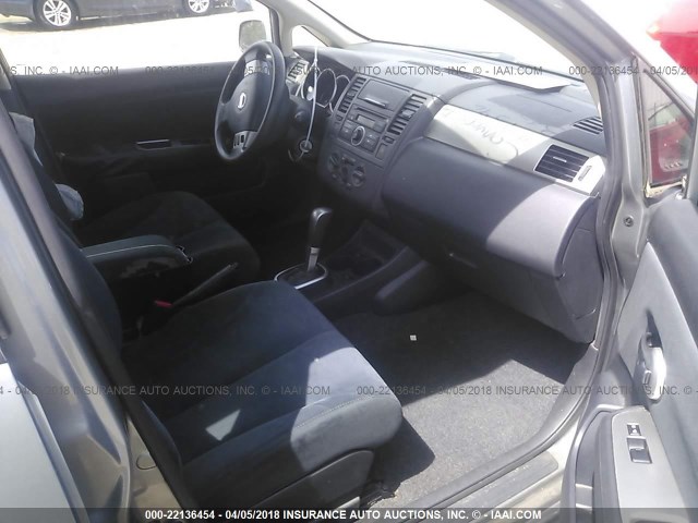 3N1BC13E19L469596 - 2009 NISSAN VERSA S/SL GRAY photo 5