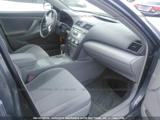 4T4BF3EK3AR052172 - 2010 TOYOTA CAMRY SE/LE/XLE Сұр фото 5