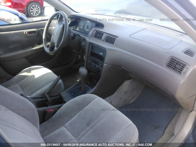 4T1BF22K8WU069405 - 1998 TOYOTA CAMRY CE/LE/XLE 蓝色 照片 5