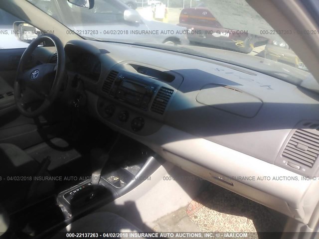4T1BE32K22U589389 - 2002 TOYOTA CAMRY LE/XLE/SE 棕色 照片 5