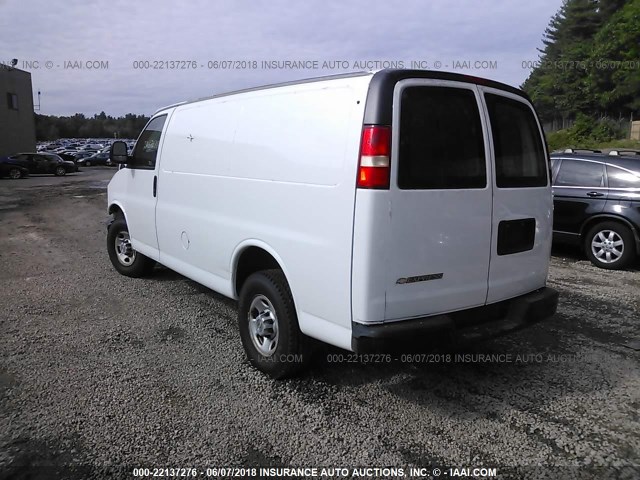 1GCGG25C581212679 - 2008 CHEVROLET EXPRESS G2500  WHITE photo 3