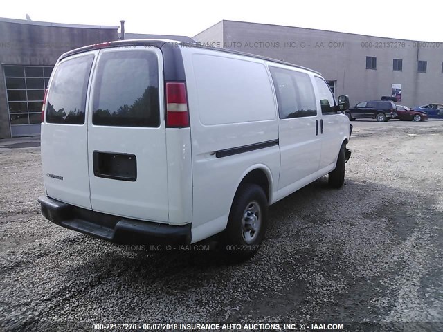 1GCGG25C581212679 - 2008 CHEVROLET EXPRESS G2500  WHITE photo 4