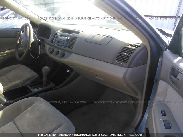 4T1BE32K82U512574 - 2002 TOYOTA CAMRY LE/XLE/SE ღია ლურჯი ფოტო 5