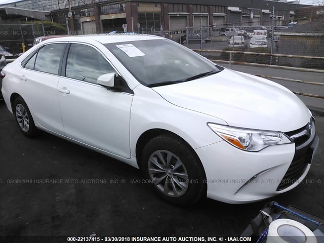 4T1BF1FK0HU313569 - 2017 TOYOTA CAMRY LE/XLE/SE/XSE WHITE photo 1