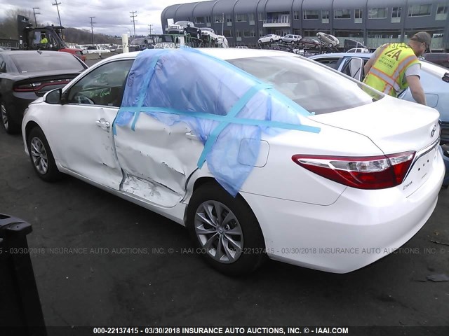 4T1BF1FK0HU313569 - 2017 TOYOTA CAMRY LE/XLE/SE/XSE WHITE photo 3