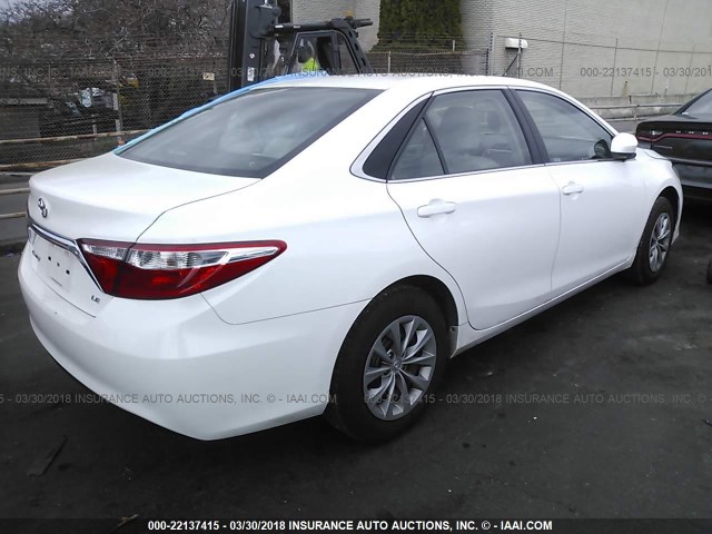 4T1BF1FK0HU313569 - 2017 TOYOTA CAMRY LE/XLE/SE/XSE WHITE photo 4