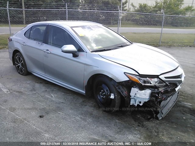 4T1B11HK1JU050591 - 2018 TOYOTA CAMRY L/LE/XLE/SE/XSE SILVER photo 1