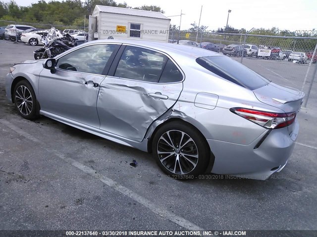 4T1B11HK1JU050591 - 2018 TOYOTA CAMRY L/LE/XLE/SE/XSE SILVER photo 3