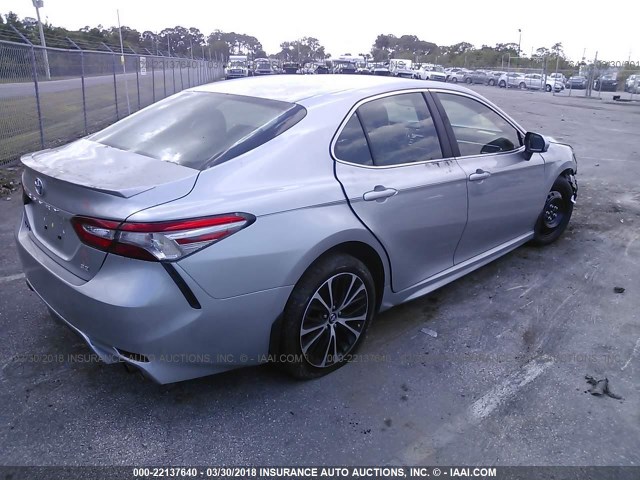 4T1B11HK1JU050591 - 2018 TOYOTA CAMRY L/LE/XLE/SE/XSE SILVER photo 4