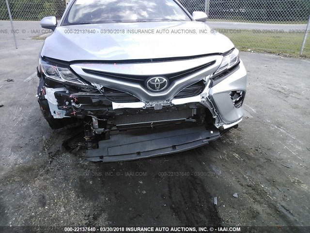 4T1B11HK1JU050591 - 2018 TOYOTA CAMRY L/LE/XLE/SE/XSE SILVER photo 6