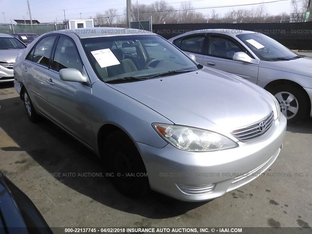 4T1BE32K85U020065 - 2005 TOYOTA CAMRY LE/XLE/SE SILVER photo 1