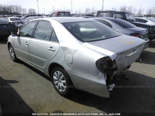 4T1BE32K85U020065 - 2005 TOYOTA CAMRY LE/XLE/SE SILVER photo 3