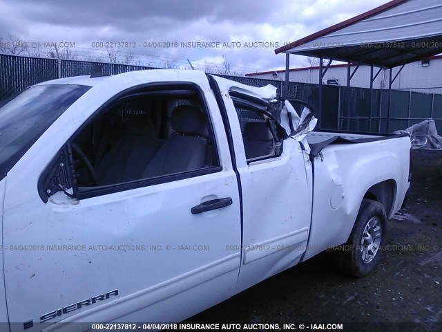 2GTEC19C681220159 - 2008 GMC SIERRA C1500 WHITE photo 6