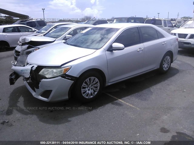 4T1BF1FK1CU005738 - 2012 TOYOTA CAMRY SE/LE/XLE SILVER photo 2