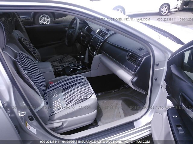 4T1BF1FK1CU005738 - 2012 TOYOTA CAMRY SE/LE/XLE SILVER photo 5