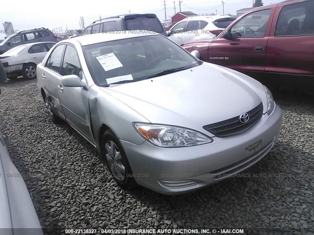 4T1BE32K32U017957 - 2002 TOYOTA CAMRY LE/XLE/SE ვერცხლისფერი ფოტო 1