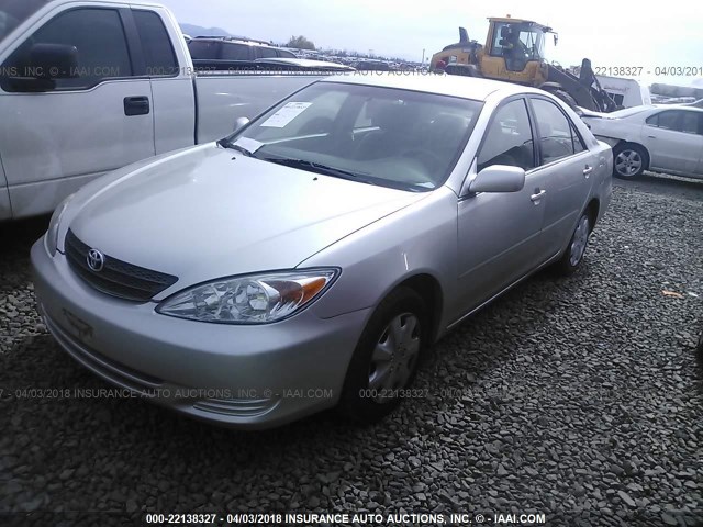 4T1BE32K32U017957 - 2002 TOYOTA CAMRY LE/XLE/SE ვერცხლისფერი ფოტო 2