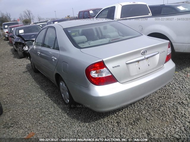 4T1BE32K32U017957 - 2002 TOYOTA CAMRY LE/XLE/SE ვერცხლისფერი ფოტო 3