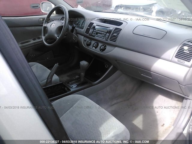 4T1BE32K32U017957 - 2002 TOYOTA CAMRY LE/XLE/SE ვერცხლისფერი ფოტო 5