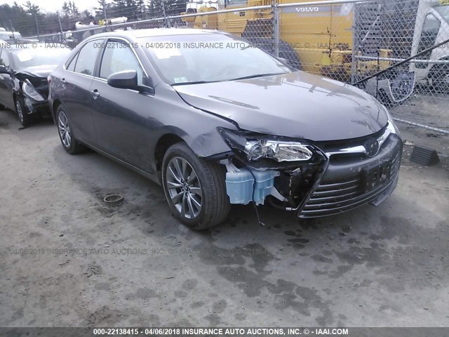 4T1BF1FK5HU445887 - 2017 TOYOTA CAMRY LE/XLE/SE/XSE GRAY photo 1