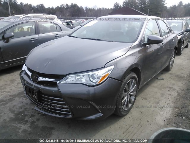 4T1BF1FK5HU445887 - 2017 TOYOTA CAMRY LE/XLE/SE/XSE GRAY photo 2