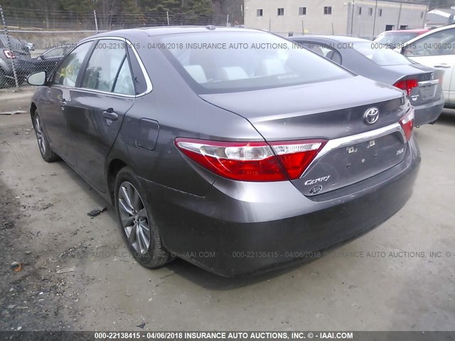 4T1BF1FK5HU445887 - 2017 TOYOTA CAMRY LE/XLE/SE/XSE GRAY photo 3