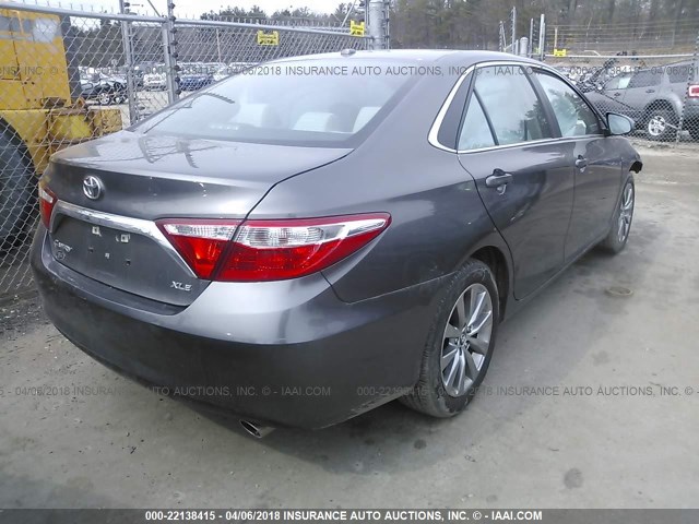 4T1BF1FK5HU445887 - 2017 TOYOTA CAMRY LE/XLE/SE/XSE GRAY photo 4