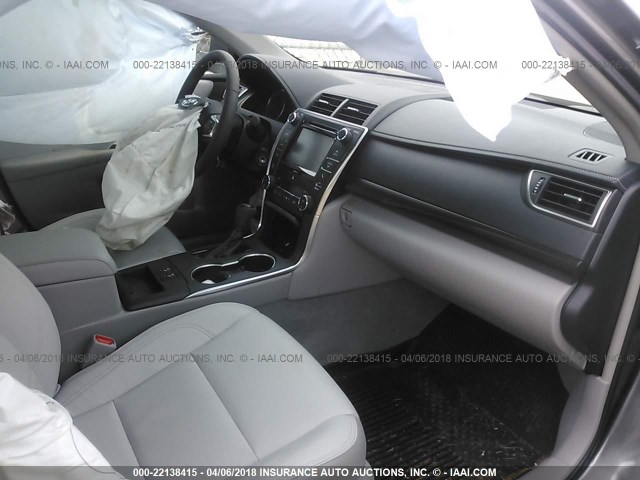 4T1BF1FK5HU445887 - 2017 TOYOTA CAMRY LE/XLE/SE/XSE GRAY photo 5