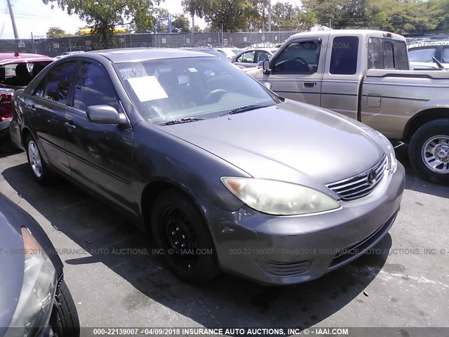 4T1BE32K95U975117 - 2005 TOYOTA CAMRY LE/XLE/SE ნაცრისფერი ფოტო 1