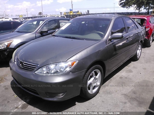 4T1BE32K95U975117 - 2005 TOYOTA CAMRY LE/XLE/SE ნაცრისფერი ფოტო 2