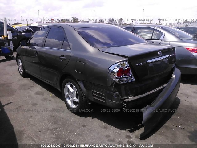 4T1BE32K95U975117 - 2005 TOYOTA CAMRY LE/XLE/SE ნაცრისფერი ფოტო 3