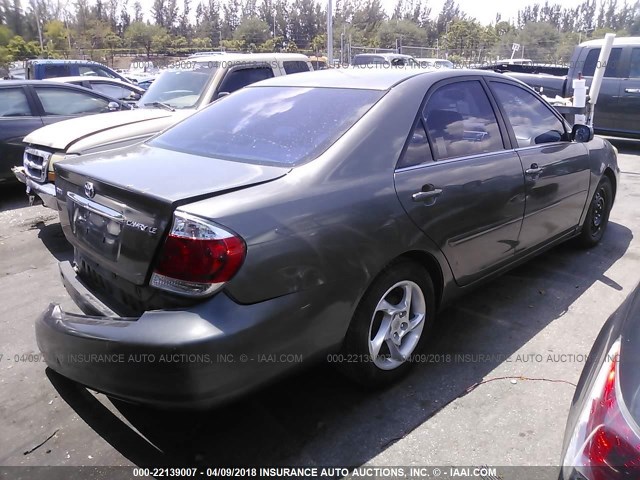 4T1BE32K95U975117 - 2005 TOYOTA CAMRY LE/XLE/SE ნაცრისფერი ფოტო 4