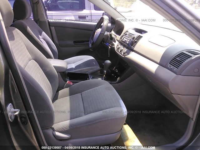 4T1BE32K95U975117 - 2005 TOYOTA CAMRY LE/XLE/SE ნაცრისფერი ფოტო 5