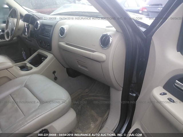 1FMFU16585LA49195 - 2005 FORD EXPEDITION XLT BLACK photo 5