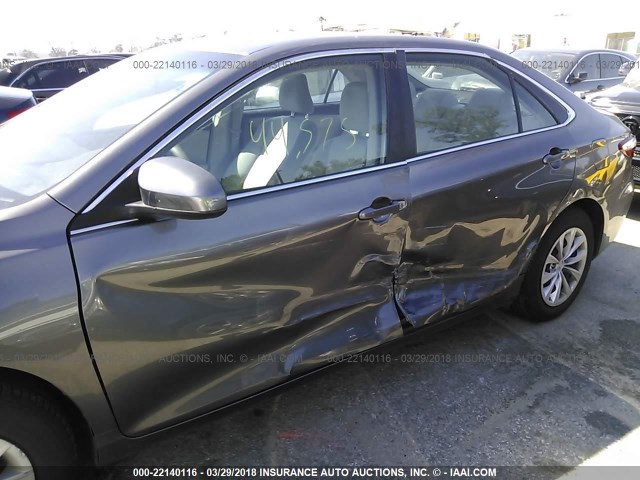 4T4BF1FK6GR571437 - 2016 TOYOTA CAMRY LE/XLE/SE/XSE Grau Foto 6