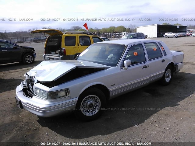 1LNLM81W3VY758342 - 1997 LINCOLN TOWN CAR EXECUTIVE SILVER photo 2