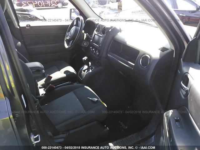 1C4NJPFBXFD120958 - 2015 JEEP PATRIOT LATITUDE GRAY photo 5