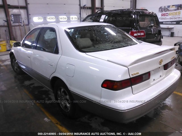 JT2BG22K3X0284502 - 1999 TOYOTA CAMRY LE/XLE WHITE photo 3